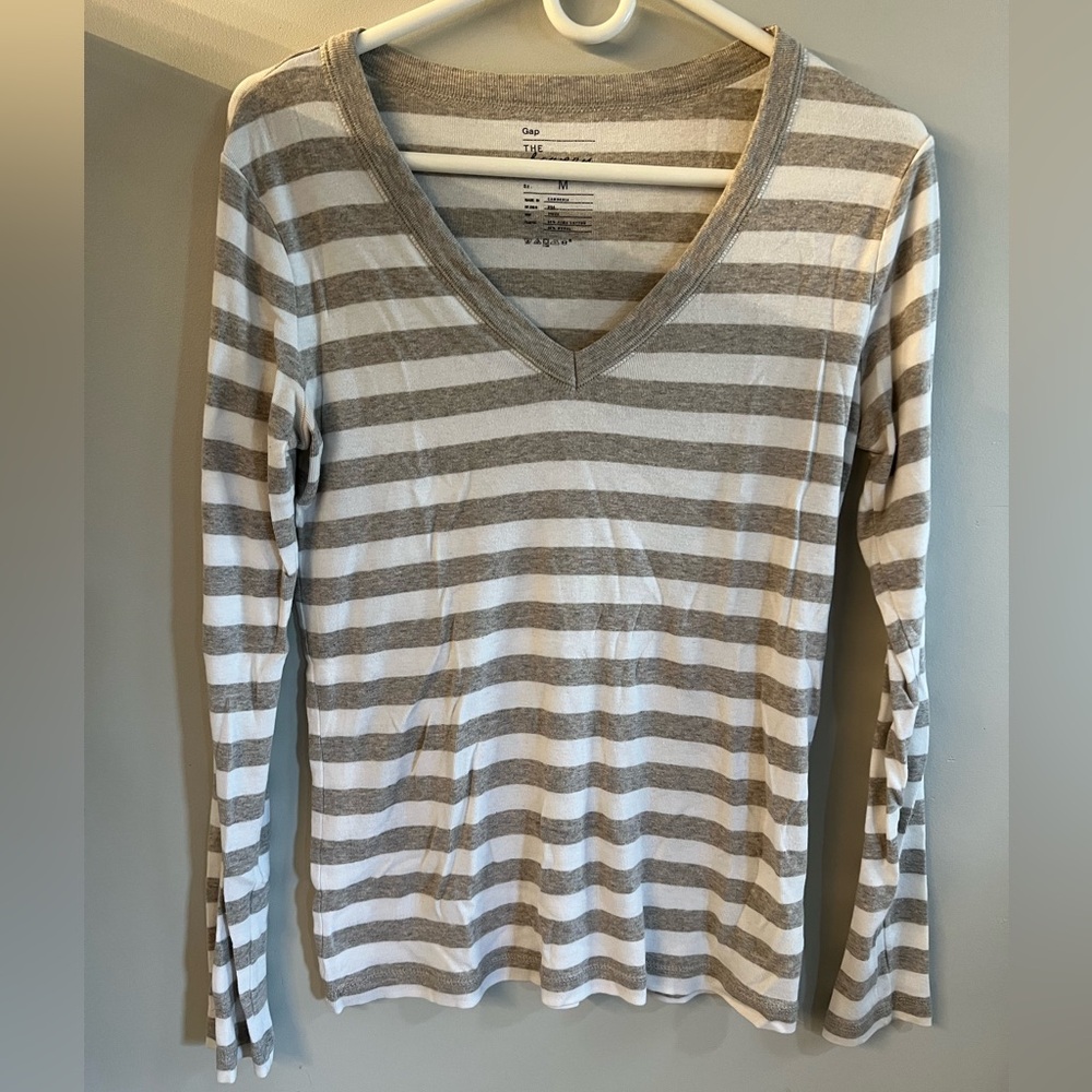 GAP Women’s Gray and White Striped V‑Neck Long Sleeve Top